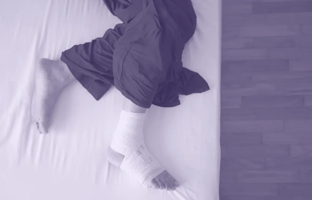 Mal au dessus du pied : causes, symptômes et solutions pour soulager la douleur